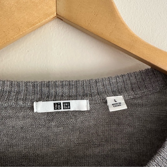 Uniqlo • 100% Wool Floral Patterned Sweater‎ - Picture 2 of 7